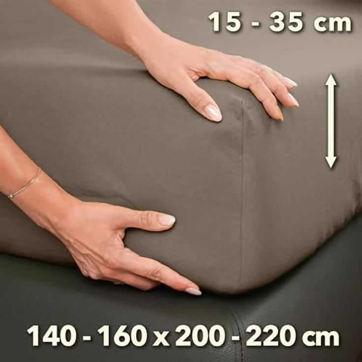 STUDIO Premium Spannbettlaken 140x200cm bis 160x220cm, Jersey-Spannbetttuch aus 97% Baumwolle & 3% Elastan, Taupe, bügelfrei für Matratzen 15-35cm – Bild 3