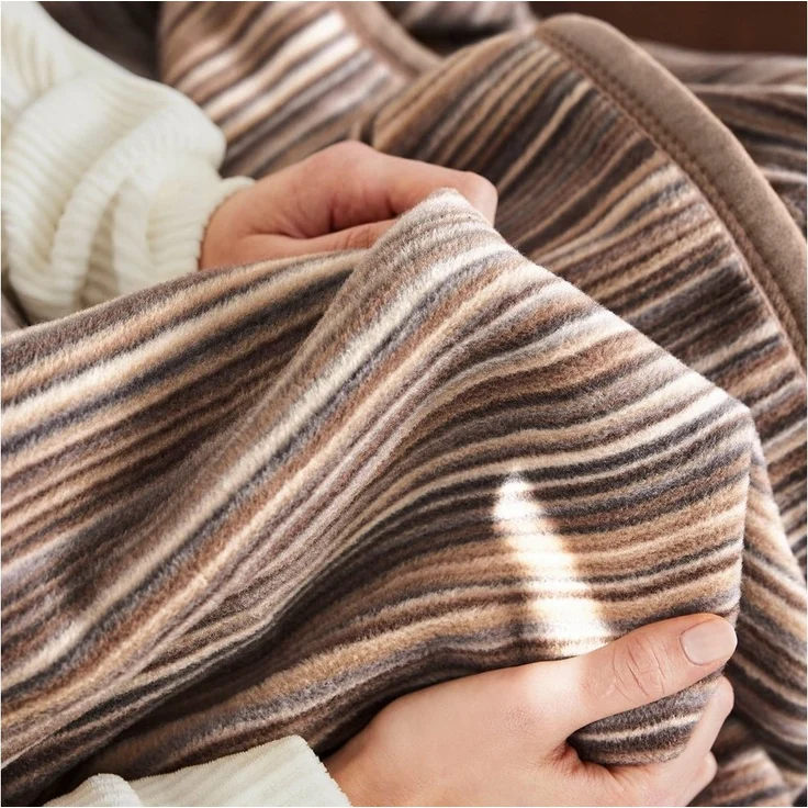 IBENA 'Malang' Wohndecke, mit filigranen Streifen, Jacquard, Grau/Braun, 150x200 cm – Bild 2