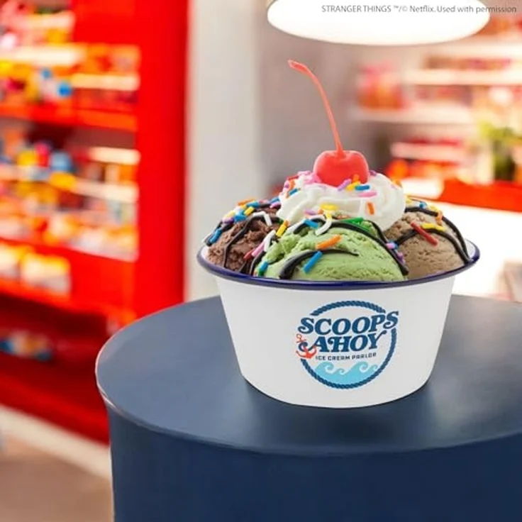 Cinereplicas Suppenschüssel Stranger Things Eiscreme-Schüssel mit Matrosenmütze Scoops Ahoy – Bild 2