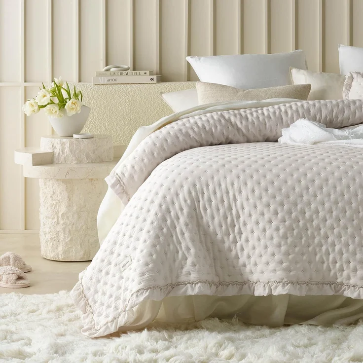 ROOM99 Molly Elegante Tagesdecke in Beige 220x240 cm Vielseitige Wohndecke als Bettüberwurf oder Sofaüberwurf Überwurfdecke für Bett und Sofa Steppdecke Stil Ideal als Bedspread – Bild 1