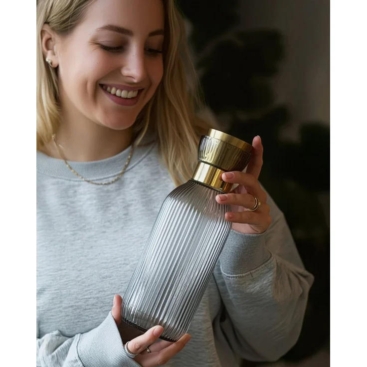 MAMEIDO Wasserkaraffe, aus mundgeblasenem Kristallglas mit edlem Ausgießer in 1 l und 1,5 l – Bild 2