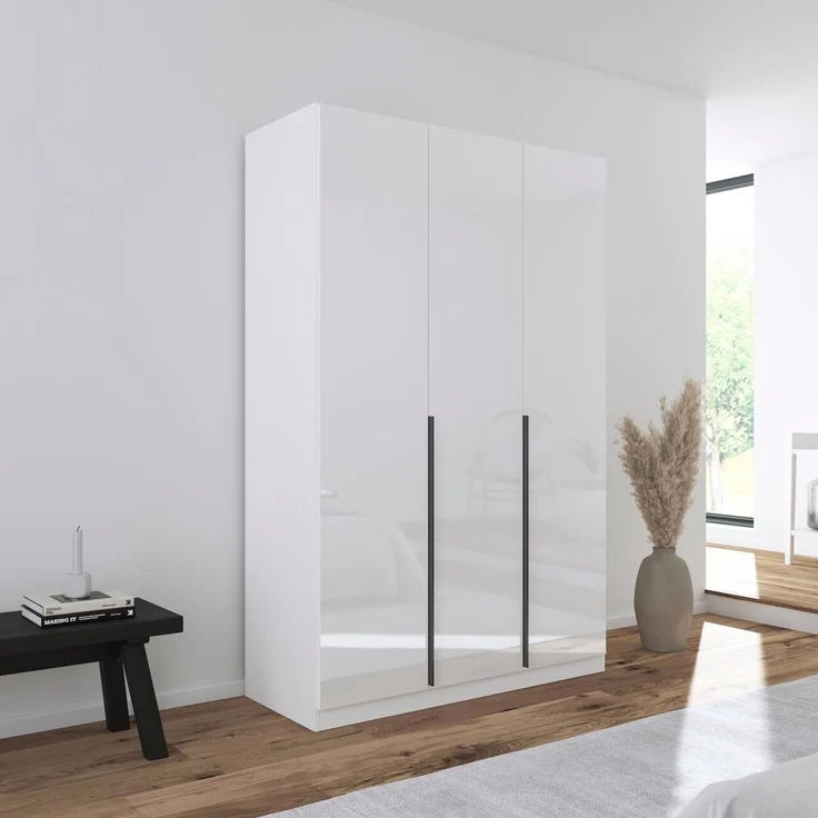 Rauch Möbel Alabama, Kleiderschrank, Garderobenschrank, 3-türig, Zubehör Basic, 2 Kleiderstangen, 4 Einlegeböden, Farbe Hochglanz Weiß/Weiß, Griff Grau metallic, 136 x 229 x 54 cm – Bild 2
