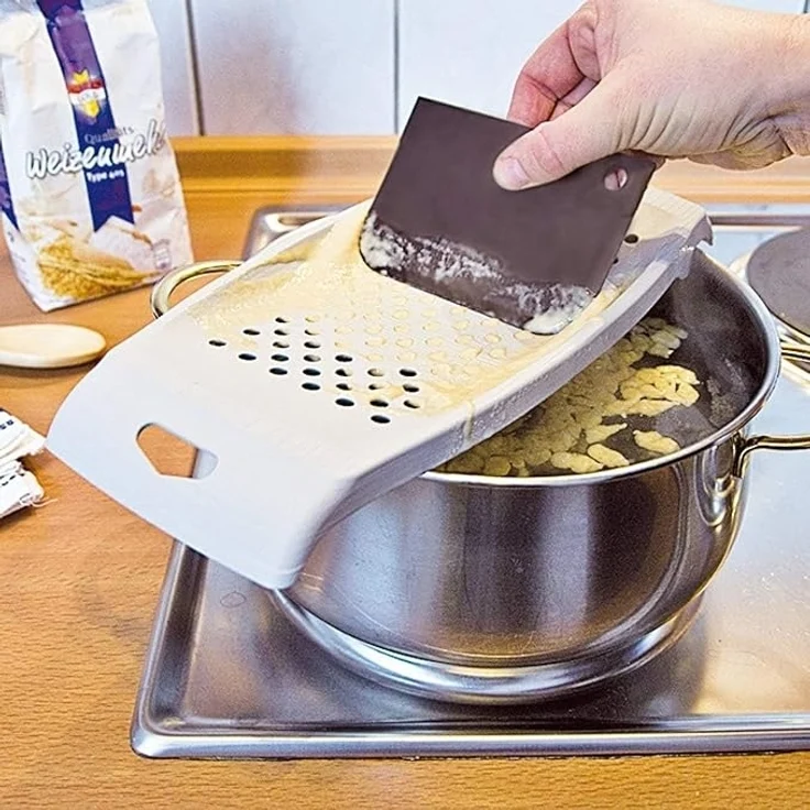 Fackelmann | Spätzlereibe mit Teigschaber | Weiß | Spätzlehobel aus Kunststoff | Spätzlepresse mit Teigkarte | zum schnellen und einfachen Herstellen von gleichmäßig geformten Spätzle und Knöpfle – Bild 4