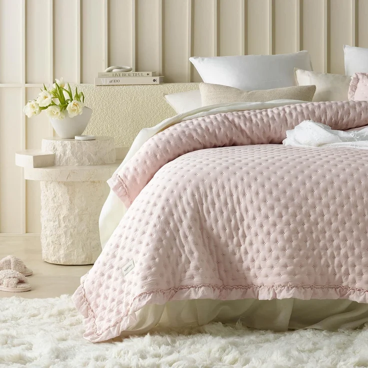ROOM99 Molly Elegante Tagesdecke in Puderrosa 220x240 cm Vielseitige Wohndecke als Bettüberwurf oder Sofaüberwurf Überwurfdecke für Bett und Sofa Steppdecke Stil Ideal als Bedspread – Bild 1