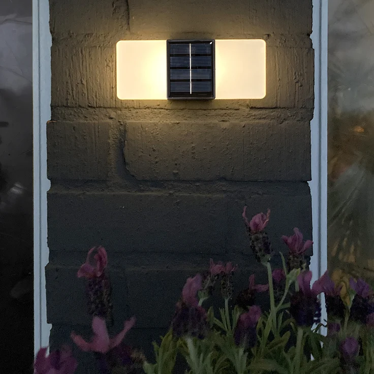 Kleine Solar Wandlampe ,Wally Frost', Dämmerungssensor, 2 Lichteinstellungen, matt-weiß, H 14cm – Bild 3