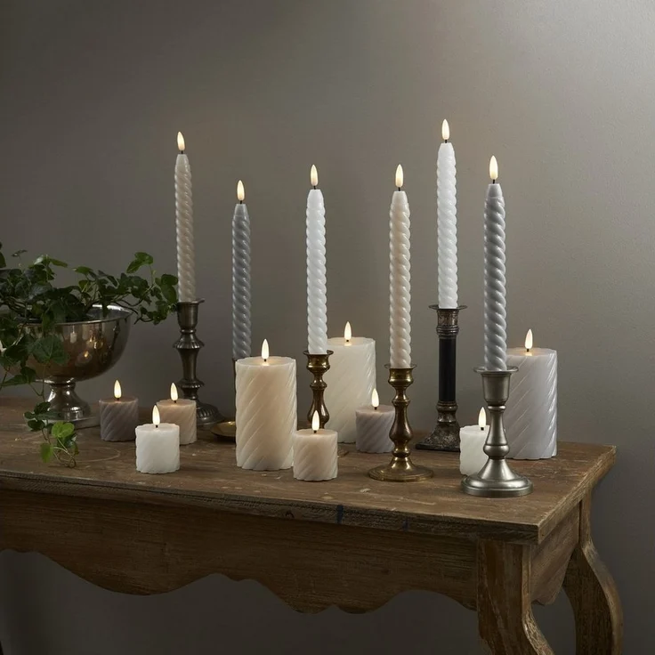 Gedrehte LED Stabkerzen ,Flamme Swirl', 2 Stck, Echtwachs, Batterie, Timer, grau – Bild 3