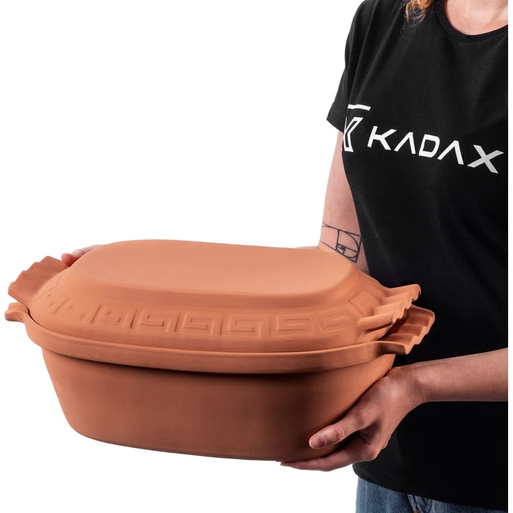 KADAX Ovaler Tonbräter, Keramiktopf mit Deckel und Seitengriffen, Dampfgarer aus natürlichen Materialien, Auflaufform für fettfreies Kochen, Brätertopf (6L) – Bild 2