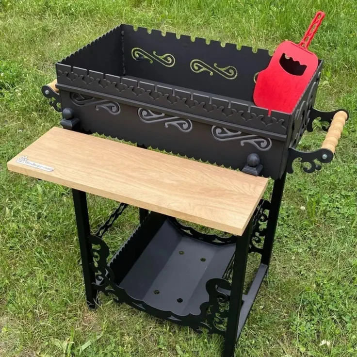 Mangal-Grill Vostichnij mit Eichenholzablage – in Schwarz