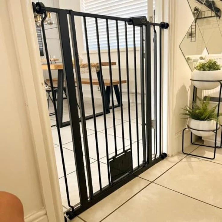 Bettacare Haustiergitter mit Verriegelbarer Katzenklappe, 75cm - 84cm, Schwarz, 104cm in der Höhe, Extra Hohes Haustier Sicherheitsgitter mit Katzenklappe, Einfache Installation – Bild 7