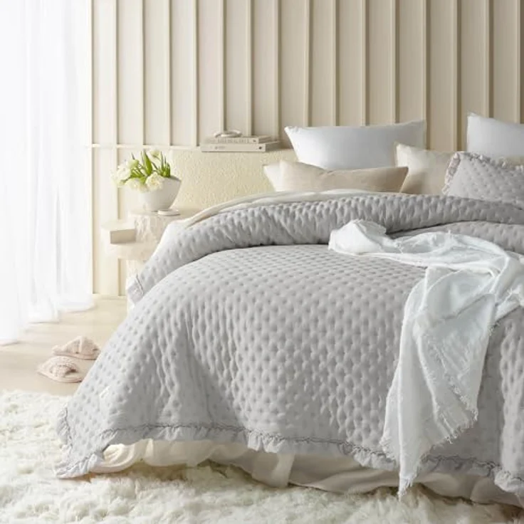 ROOM99 Molly Elegante Tagesdecke in Hellgrau 240x260 cm Vielseitige Wohndecke als Bettüberwurf oder Sofaüberwurf Überwurfdecke für Bett und Sofa Steppdecke Stil Ideal als Bedspread – Bild 5