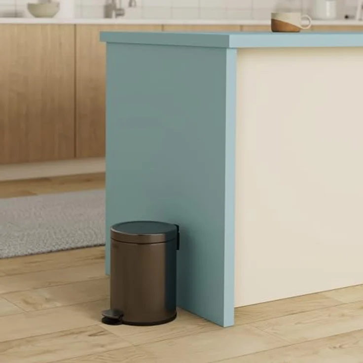 Rubbermaid Runder Step-On Mülleimer 6L, Anthrazit Edelstahl – Kompakter Pedaleimer mit langsam schließendem Deckel und entnehmbarem Einsatz für Bad, Küche und Büro – 2179250 – Bild 2