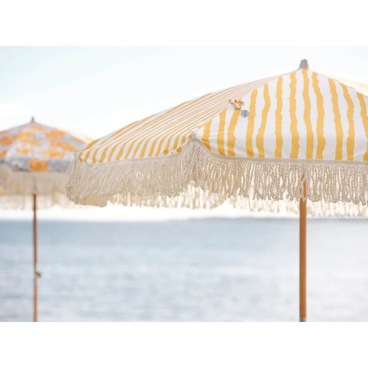 Sonnenschirm Gatsby von Brafab aus Polycotton und Buchenholz, rund, Gelb Weiß, klappbar mit Tragetasche – Bild 5