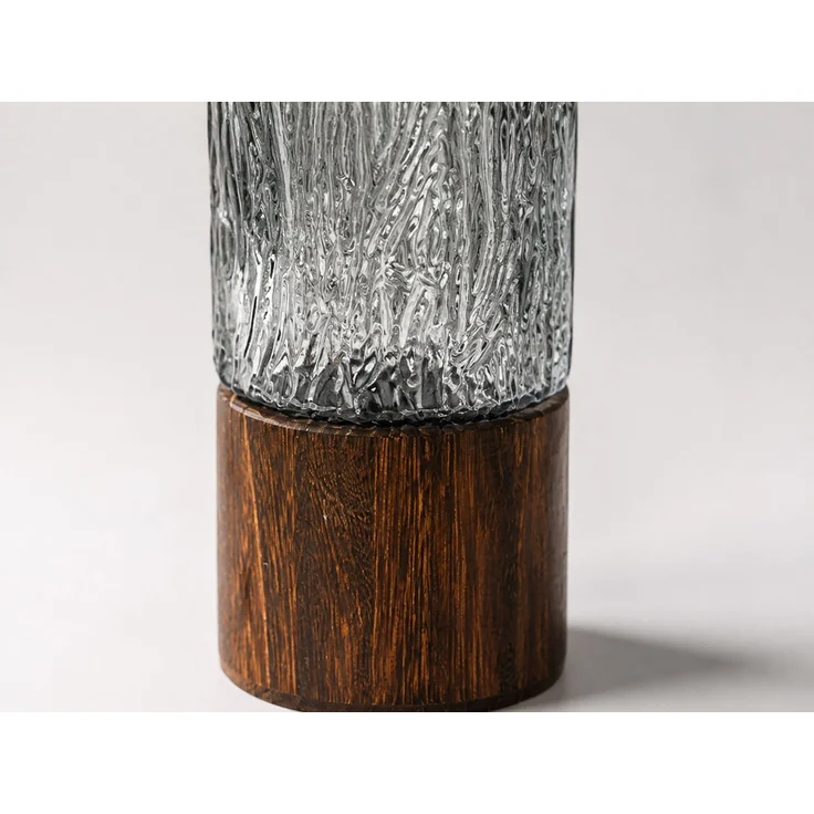Glasvase mit Holzsockel Rauchgrau, 10 x 10 x 25 cm – Bild 3