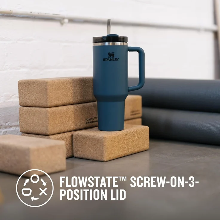 Stanley Quencher H2.0 FlowState Trinkflasche mit Strohhalm 1.2L - Thermobecher Kühlt 11 Stunden - 48 Stunden Eisgekühlt - Spülmaschinenfest - Thermosflasche BPA Frei - Kaffeebecher To Go - Blue Spruce – Bild 4