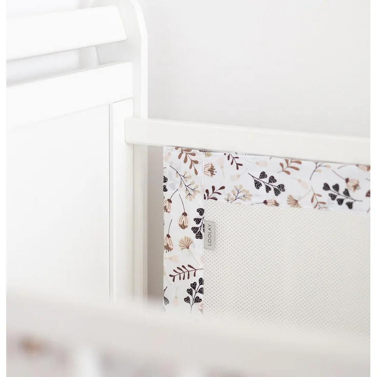 LOOLAY Bettumrandung für 120x60 cm Babybett – 2 Teiliges 110x30 cm Atmungsaktives Bettumrandung aus Netzstoff – Babybett Umrandungen – Klettverschluss stark Befestigung (Braun Blumen)