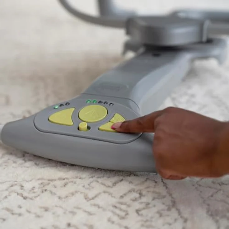 Ingenuity Hugs & Hoots zusammenklappbare & tragbare Babyschaukel, 5 Schaukelgeschwindigkeiten, 8 Melodien, 3 Naturgeräusche, Lautstärkeregulierung und abnehmbarem Spielzeugbügel, ab der Geburt bis 9kg – Bild 8