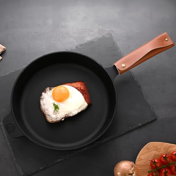 GRÄWE CI 350 Gusseisenpfanne Ø 28 cm, Bratpfanne aus Gusseisen, Induktion & Grill geeignet, Pfannen-Set mit Zubehör (Echtleder Griffschutz, Ringreiniger) – Bild 5