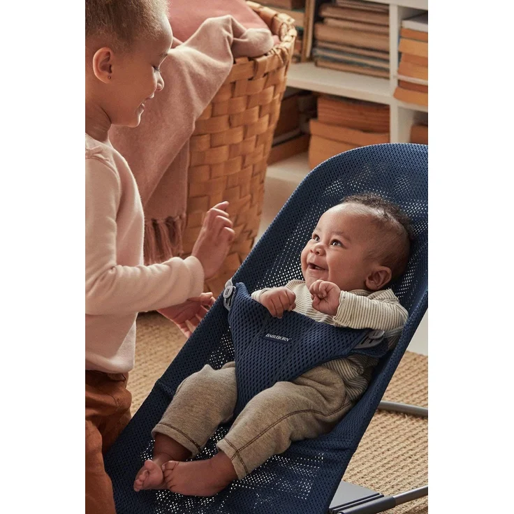 BabyBjörn Bliss Mesh Babywippe Marineblau Blau – Bild 4
