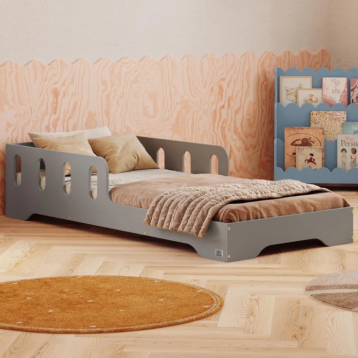 smartwood Kinderbett 80x180 cm in Grau - Montessori Bodenbett mit Rausfallschutz & Lattenrost - Aus handbemaltem Sperrholz - Sicher für Jungen und Mädchen - Einfache Montage - TILA 6 – Bild 1