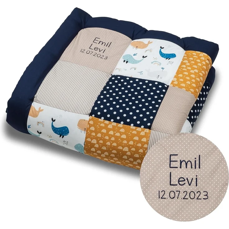 ULLENBOOM Krabbeldecke für Baby mit Personalisierung, 100% OEKO-TEX Materialien, Wale 120x120 cm - Babydecke mit Namen und Datum, ideal als Spieldecke und personalisiertes Baby Geschenk zur Geburt – Bild 1