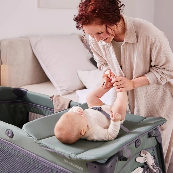 hauck Baby Reisebett Play N Relax Center Set mit Komfort Matratze und Insektenschutz - Babyreisebett mit Neugeborenen Einsatz, Wickelauflage und Tasche (höhenverstellbar & faltbar) - Dark Green – Bild 9