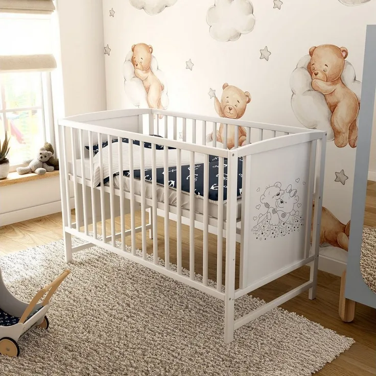 Baby-Delux Babybett Mia, Kinderbett 60x120 cm weiß höhenverstellbar, Kiefer mit Bärchen Motiv
