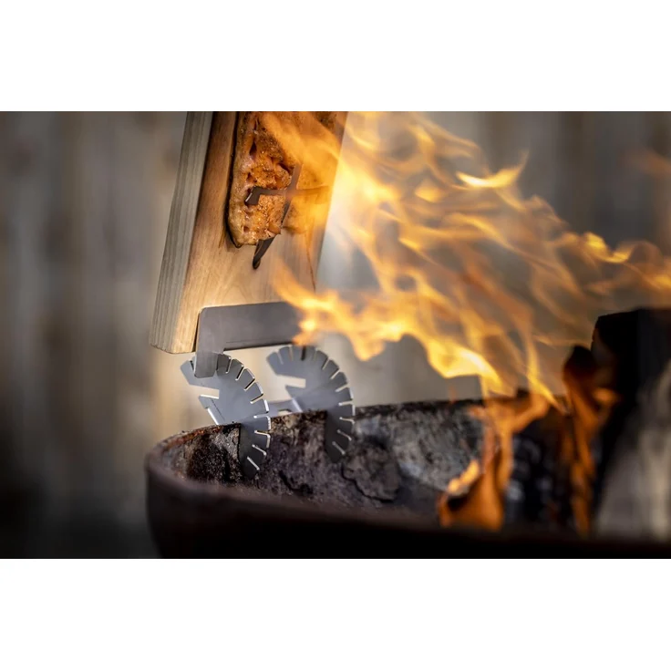 Axtschlag Premium Flammlachsbrett Kirschholz extrastark, 10-Fach verstellbare Halterung aus Edelstahl für Feuerschale, Feuertonne, Feuerkorb, Smoker, Grill, Gastronomie – Bild 5