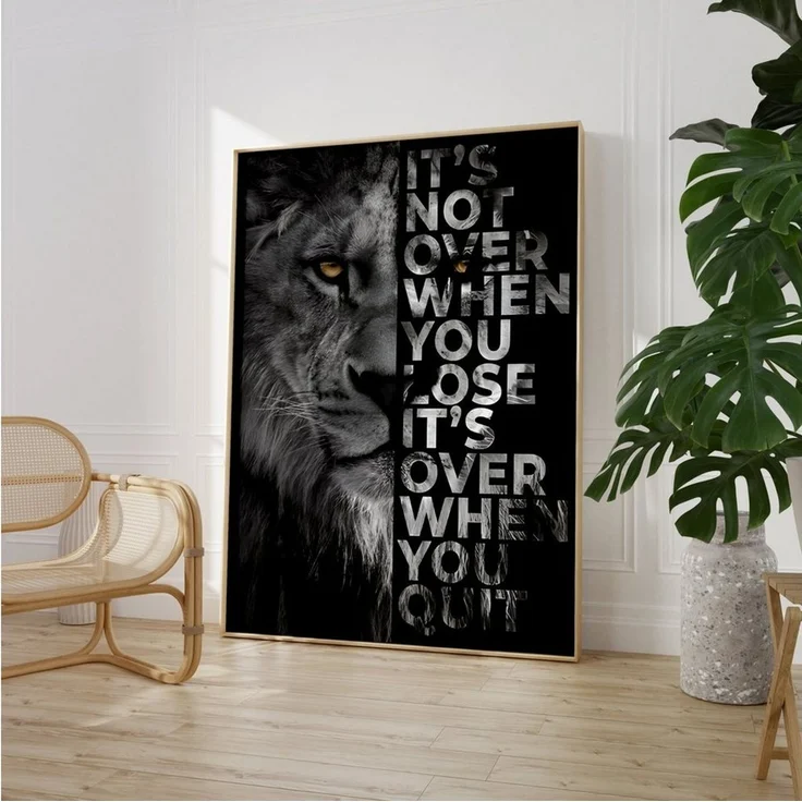 JUSTGOODMOOD Poster Premium ® Never Give Up · Löwe · Zitat · Motivation · ohne Rahmen – Bild 3