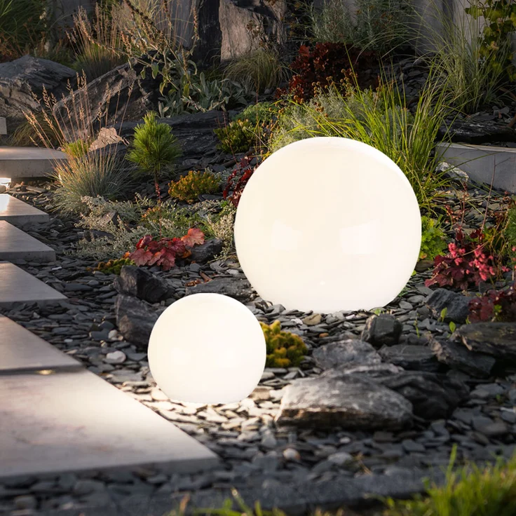 2er Set LED Solarleuchten, Kugel weiß, Erdspieß, D 10/30 cm – Bild 2