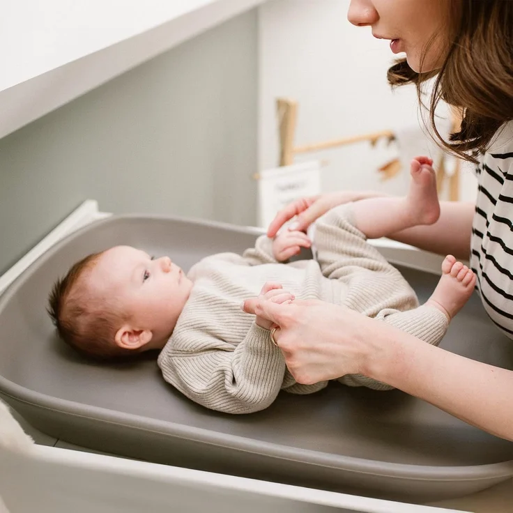 COIL Wickelauflage, Babypflegematte, Wickeltisch, Wickelunterlage, Wickelmulde, leichte Kommodenmatte, EVA-Schaum, Weich, wasserdicht, mit 11 cm hohem Rand, (Grau) – Bild 7