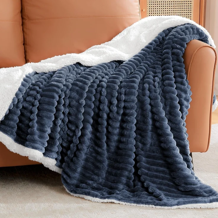 BEDELITE Kuscheldecke Flauschig Decke Groß - Dicke XXL Sherpa Decken Blau 220x240 für Bett, warme Cord Kuscheldecken Dunkelblau weiche Fleecedecke Wohndecke als Tagesdecke für Schlafzimmer – Bild 3