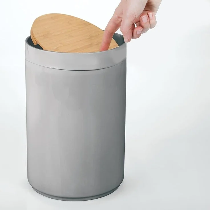 mDesign Mülleimer Abfalleimer Papierkorb 5L Schwingdeckel Bambus Kunststoff Grau – Bild 4