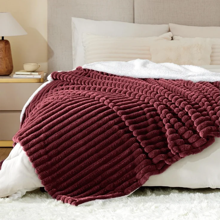 BEDELITE Kuscheldecke Flauschig Decke Groß - Dicke XXL Sherpa Decken Rot 220x240 für Bett, warme Cord Kuscheldecken Burgunderrot weiche Fleecedecke Wohndecke als Tagesdecke für Schlafzimmer – Bild 2