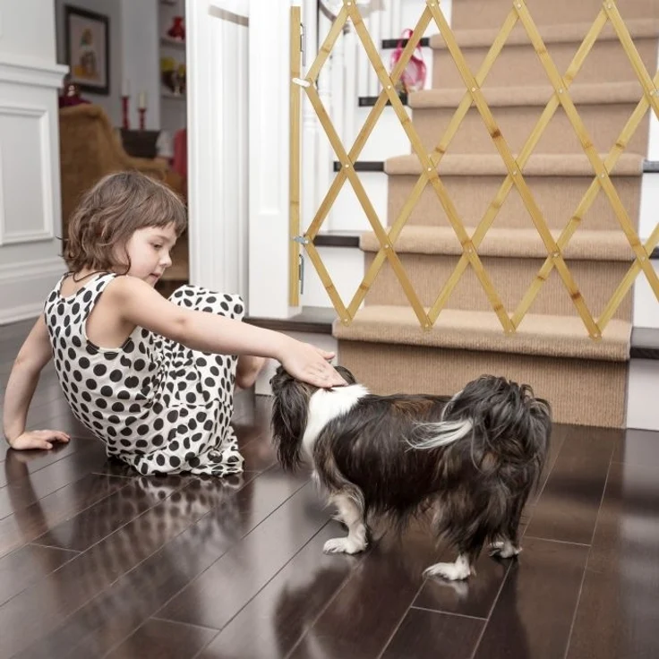 Relaxdays Hundeabsperrgitter, Schutzgitter für Tür & Treppe, Scherengitter ausziehbar bis 116,5 cm, 82,5 cm hoch, Natur – Bild 2