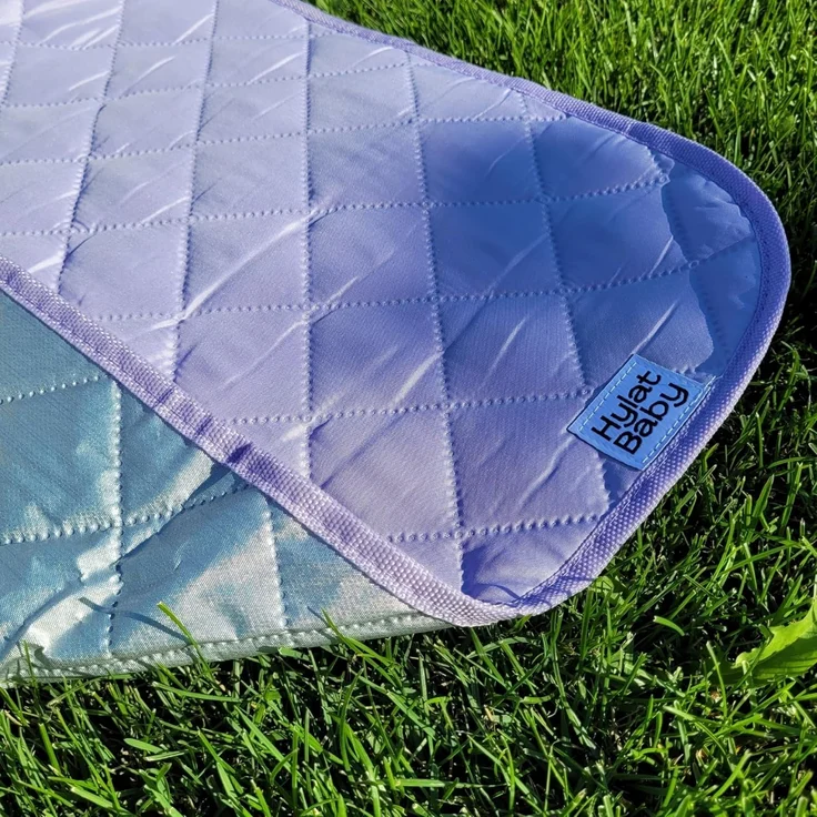 Hylat Baby Picknickdecke - Gepolsterte Stranddecke - Violett - Wasserabweisend, wärmeisolierend, aus weichem gestepptem Stoff, 130 x 170 cm - Robustes Design, leicht und faltbar mit Tragegriff – Bild 7