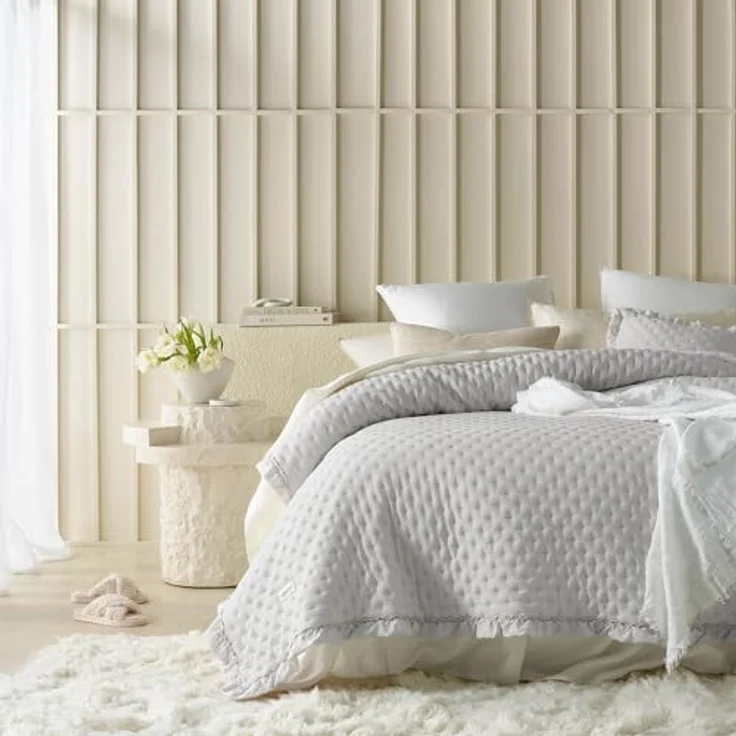 ROOM99 Molly Elegante Tagesdecke in Hellgrau 240x260 cm Vielseitige Wohndecke als Bettüberwurf oder Sofaüberwurf Überwurfdecke für Bett und Sofa Steppdecke Stil Ideal als Bedspread – Bild 6