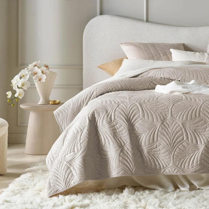 ROOM99 Feel Elegante Tagesdecke in Beige 220x240 cm Vielseitige Wohndecke als Bettüberwurf oder Sofaüberwurf Überwurfdecke für Bett und Sofa Steppdecke Stil Ideal als Bedspread Velvet Samt – Bild 1