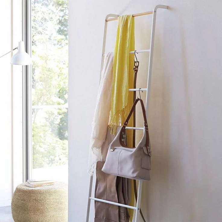Yamazaki Garderobenständer Tower Kleiderständer 45x162cm Handtuchleiter Kleiderleiter Garderobe, Handtuchhalter, Universalständer, weiß Metall mit Holzakzenten – Bild 5