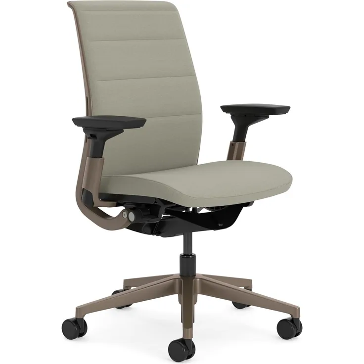 Steelcase Think Ergonomischer, höhenverstellbarer Bürostuhl mit verstellbarer Lordosenstütze und Armlehnen, bequemer Bezug in Trüffel