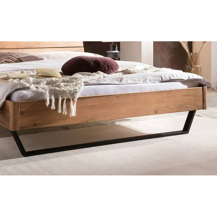 Hasena Massivholzbett Fossoli Wildeiche mit Metallkufen 200x220 cm, Fußhöhe 20 cm – Lounge – Bild 5