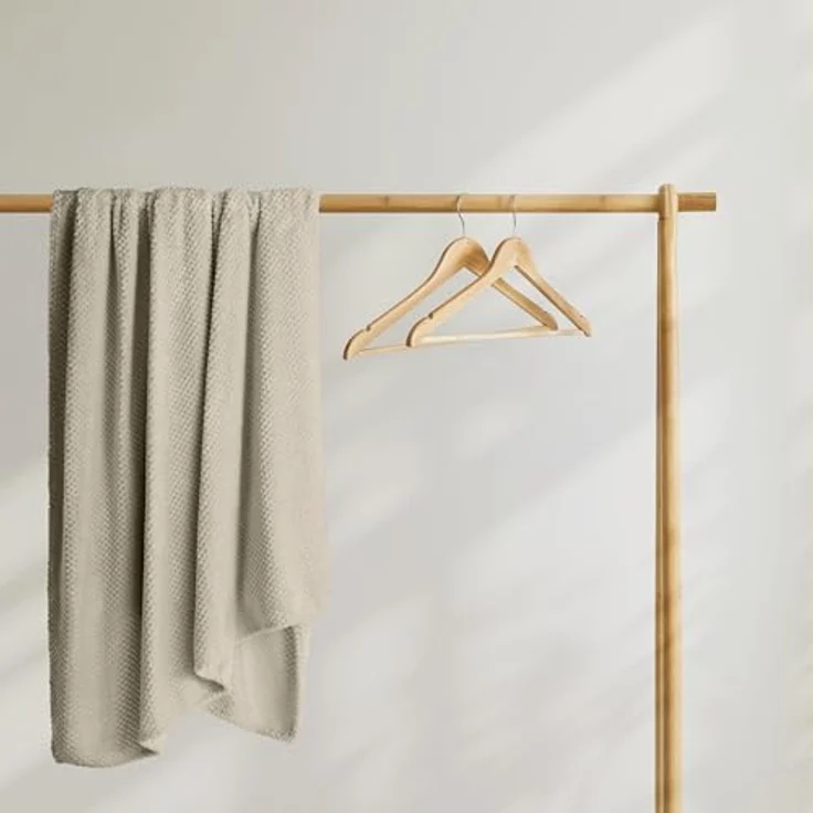 DecoKing Kuscheldecke 70x150 cm Cappuccino Decke Microfaser Wohndecke Tagesdecke Fleece weich sanft kuschelig skandinavischer Stil beige Henry – Bild 4