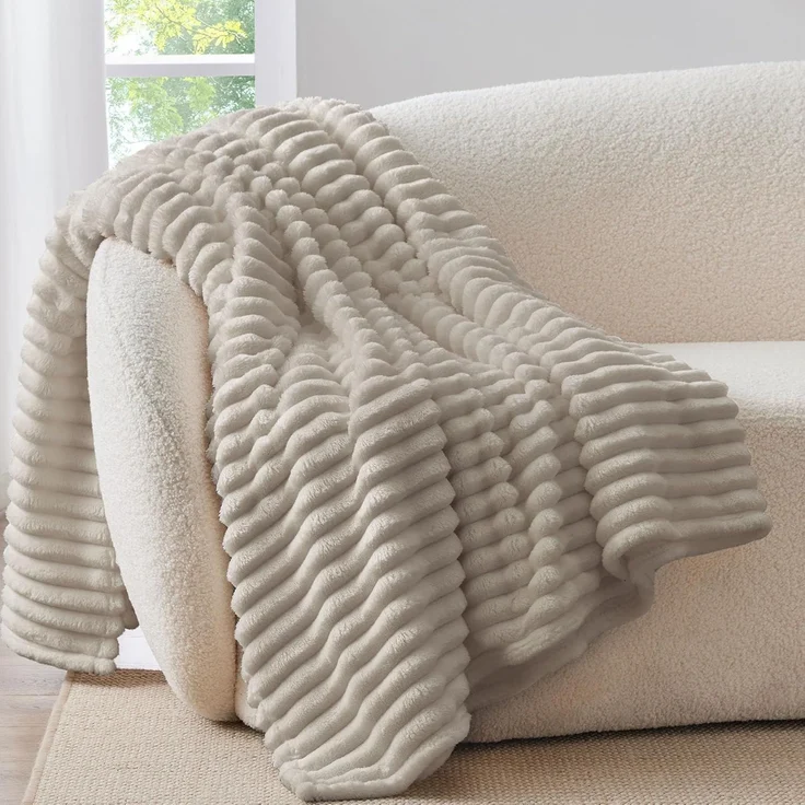 BEDELITE Kuscheldecke Flauschig Decke 150x200 - weiche XL Flanell Decken Beige für Couch, Deko Streifen Cord Fleecedecke als Couch Überwurf für Wohnzimmer, Twin Blanket Wide Use