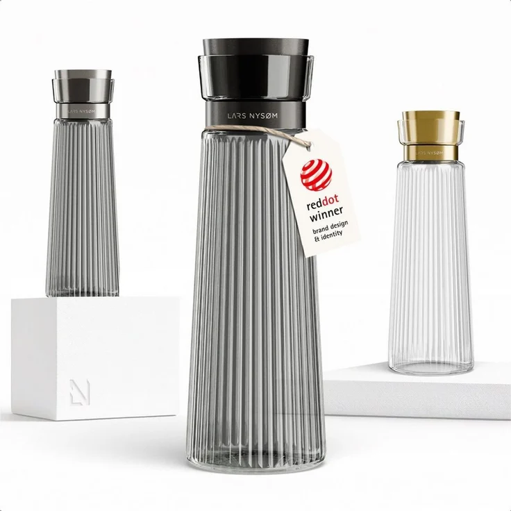 LARS NYSØM Wasserkaraffe Bækvand, (1-tlg), Glaskaraffe 1 l mit Edelstahldeckel und integriertem Sieb – Bild 1