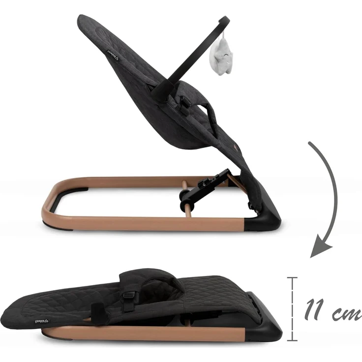 COIL Babywippe – Verstellbare, Ergonomische Baby Wippe ab Geburt bis 9 kg – Tragbare, Schaukelstuhl Baby Babyschaukel mit 3-Punkt-Gurt, Anti-Rutsch-Elementen und abnehmbarem Spielzeug (Schwarz) – Bild 5