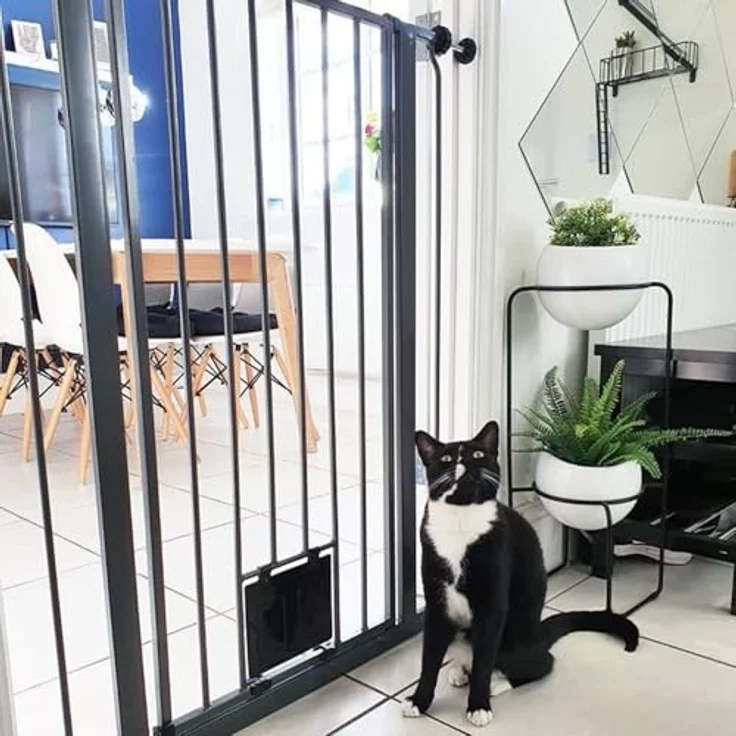 Bettacare Haustiergitter mit Verriegelbarer Katzenklappe, 75cm - 84cm, Schwarz, 104cm in der Höhe, Extra Hohes Haustier Sicherheitsgitter mit Katzenklappe, Einfache Installation – Bild 9