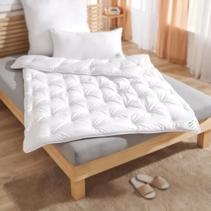 TRAUMSCHLAF Kunstfaserbettdecke Down Touch Pure medium, Füllung: 100% Polyester, Bezug: 100% Baumwolle, Weich wie Daune, pflegeleicht wie Polyester – Bild 1