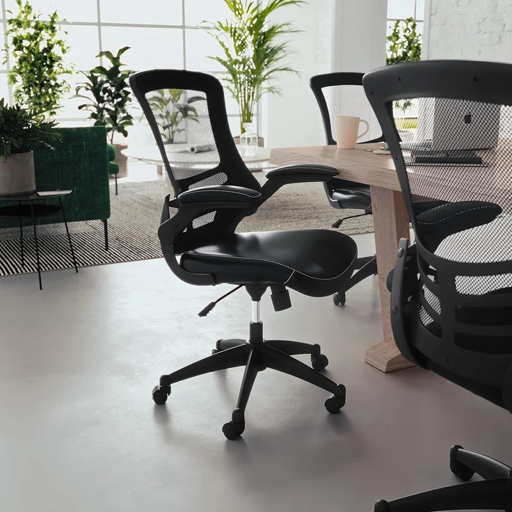 Flash Furniture Bürostuhl mit mittelhoher Rückenlehne – Ergonomischer Schreibtischstuhl mit hochklappbaren Armlehnen und LeatherSoft-Material – Perfekt für Home Office oder Büro – Schwarz – Bild 2