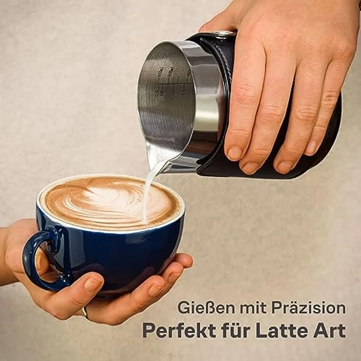 Cosumy Milchkännchen Barista Milchkännchen Edelstahl 500ml mit Lederhülle, 500 l, (Set, 1-St), Griffloses Design - Messskala im Inneren – Bild 2