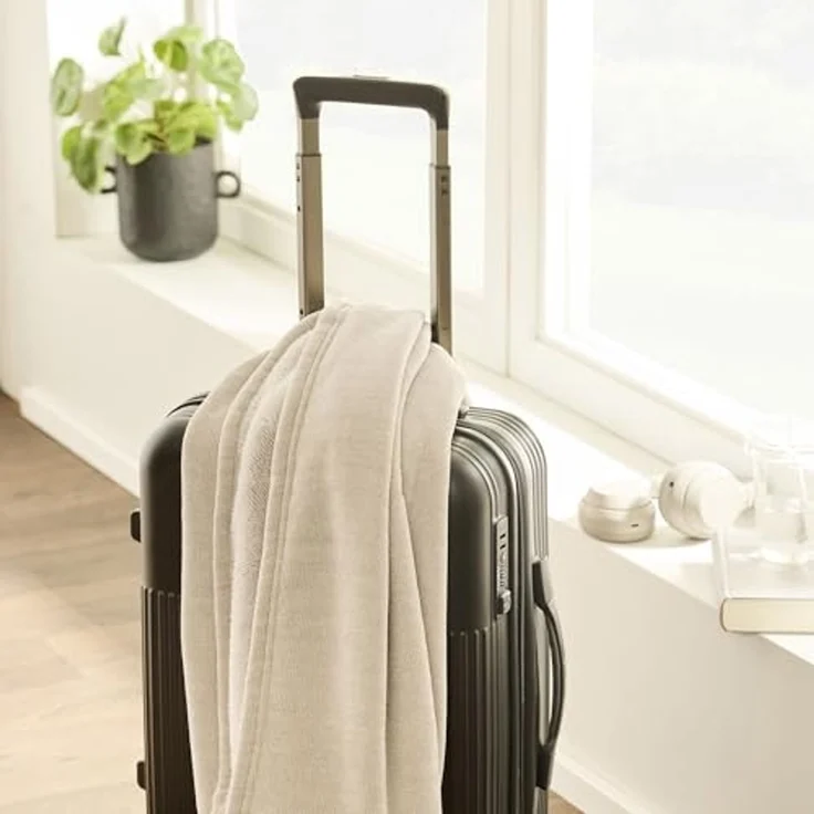 Wohndecke bugatti Reisedecke Doppio Soft, bugatti, 2-in-1: Reisedecke & Kissen in einem – Bild 2