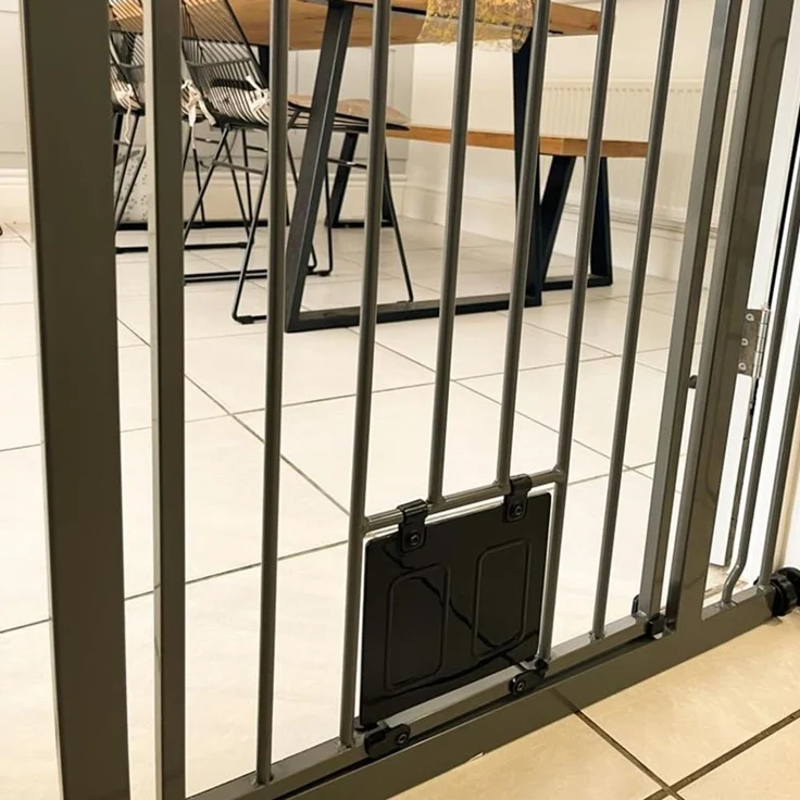 Bettacare Haustiergitter mit Verriegelbarer Katzenklappe, 68.5cm - 75cm, Schiefergrau, 104cm in der Höhe, Extra Hohes Haustier Sicherheitsgitter mit Katzenklappe, Einfache Installation – Bild 9